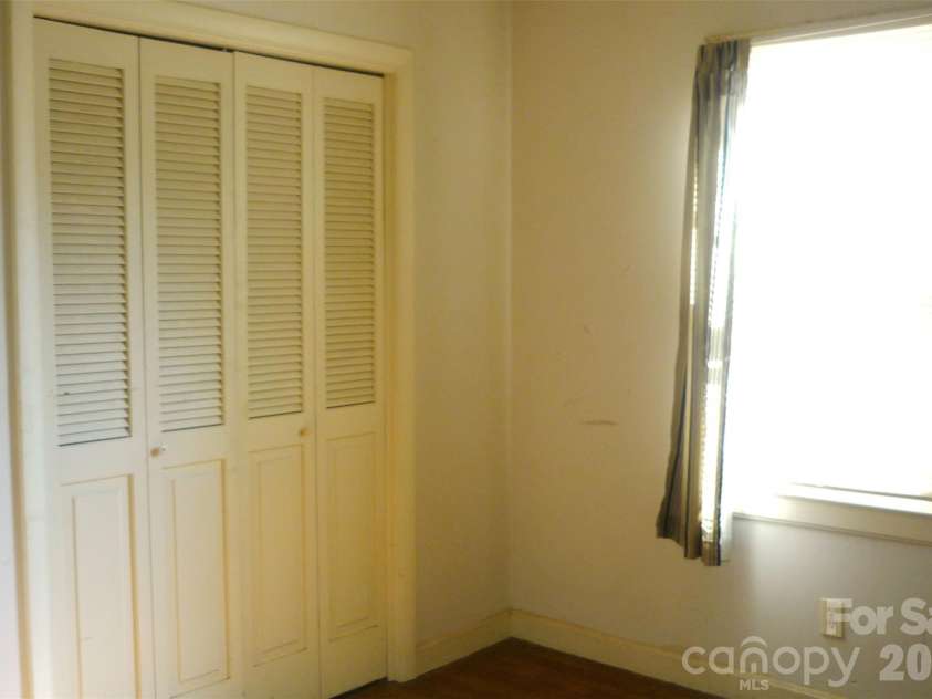 407 Pear Street, Gastonia, NC 28054.  MLS# CAR4385036, YatesRealty ID 25394. 
