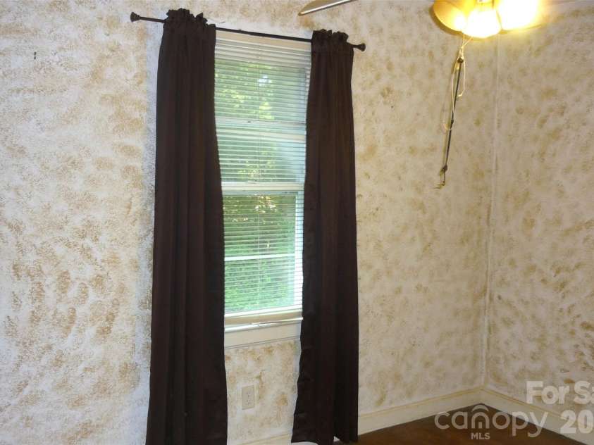 407 Pear Street, Gastonia, NC 28054.  MLS# CAR4385036, YatesRealty ID 25394. 