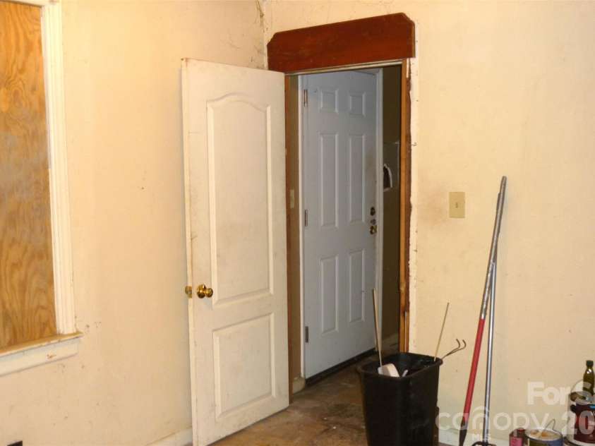 407 Pear Street, Gastonia, NC 28054.  MLS# CAR4385036, YatesRealty ID 25394. 