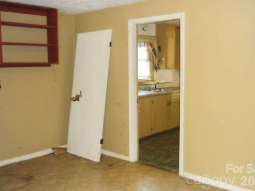407 Pear Street, Gastonia, NC 28054.  MLS# CAR4385036, YatesRealty ID 25394. 