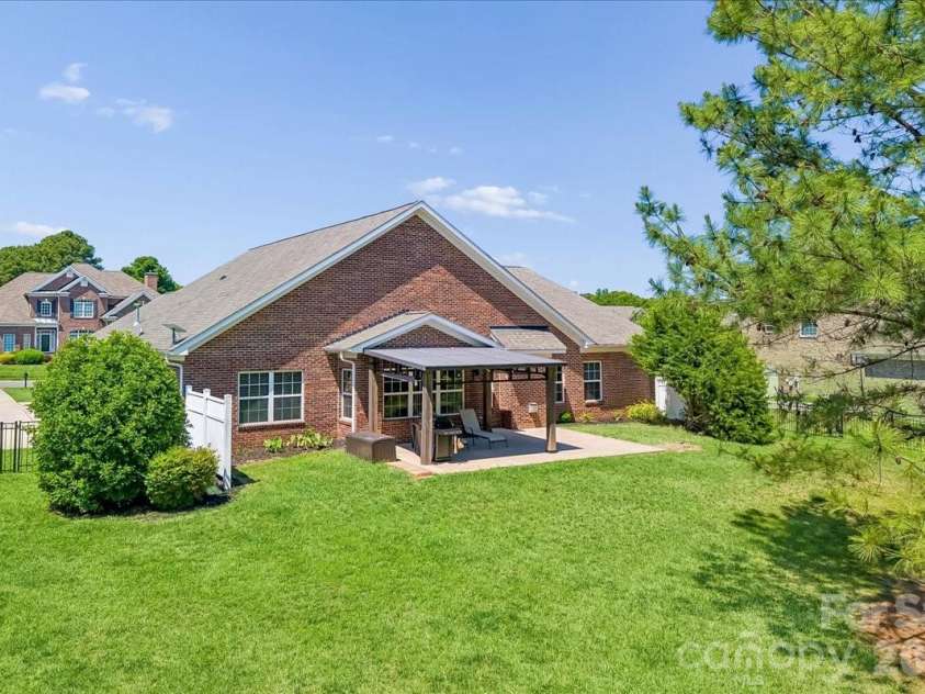 1006 Spring Rose Lane, Matthews, NC 28104.  MLS# CAR4382311, YatesRealty ID 25396. 