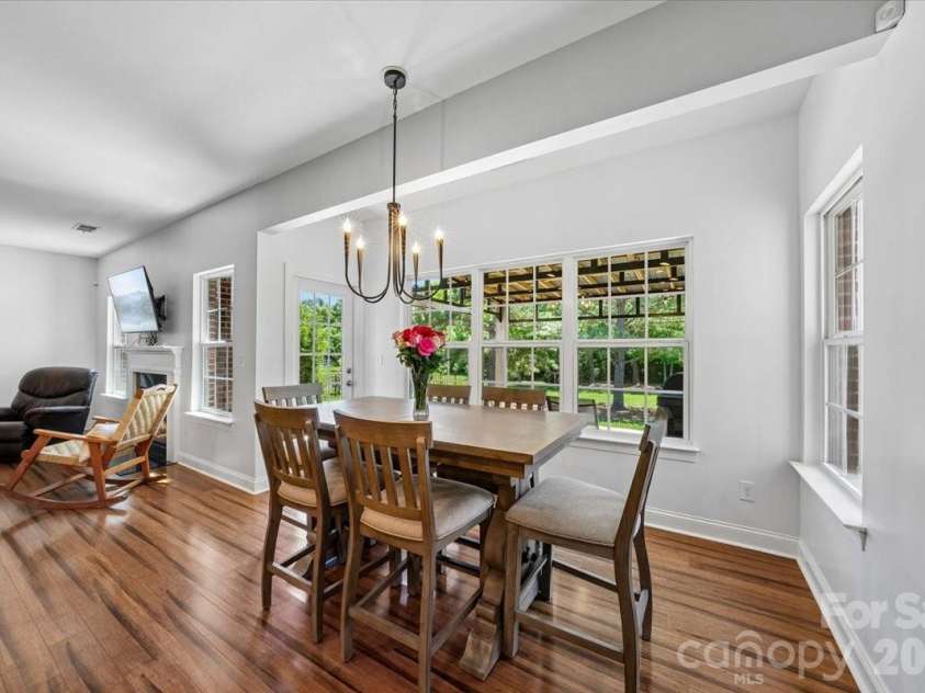 1006 Spring Rose Lane, Matthews, NC 28104.  MLS# CAR4382311, YatesRealty ID 25396. Breakfast Area