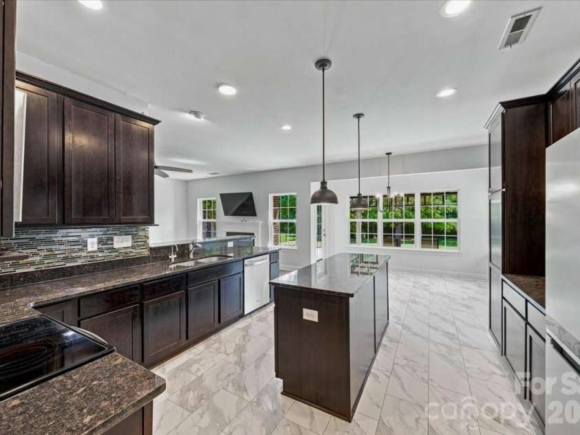 1006 Spring Rose Lane, Matthews, NC 28104.  MLS# CAR4382311, YatesRealty ID 25396. Kitchen *new flooring*