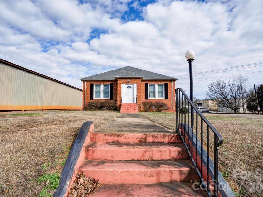 215 Morton Street, Shelby, NC 28152.  MLS# CAR4337684, YatesRealty ID 2540. 