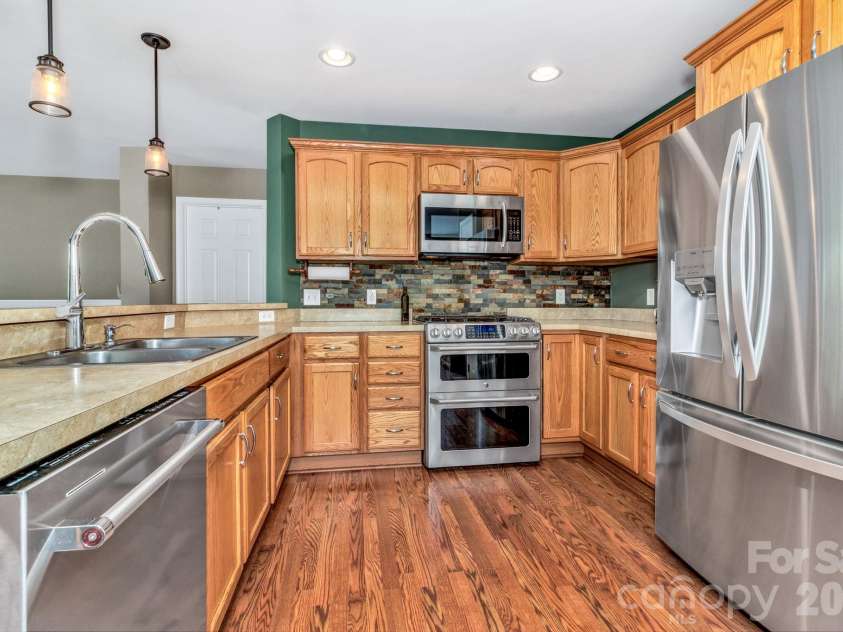 152 Joe Jenkins Road, Fairview, NC 28730.  MLS# CAR4350959, YatesRealty ID 25401. Stainless appliances