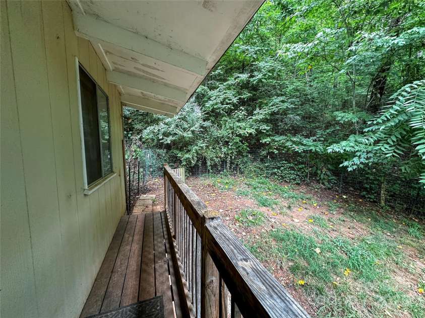 171 Windy Hill Drive, Franklin, NC 28734.  MLS# CAR4278856, YatesRealty ID 25402. 