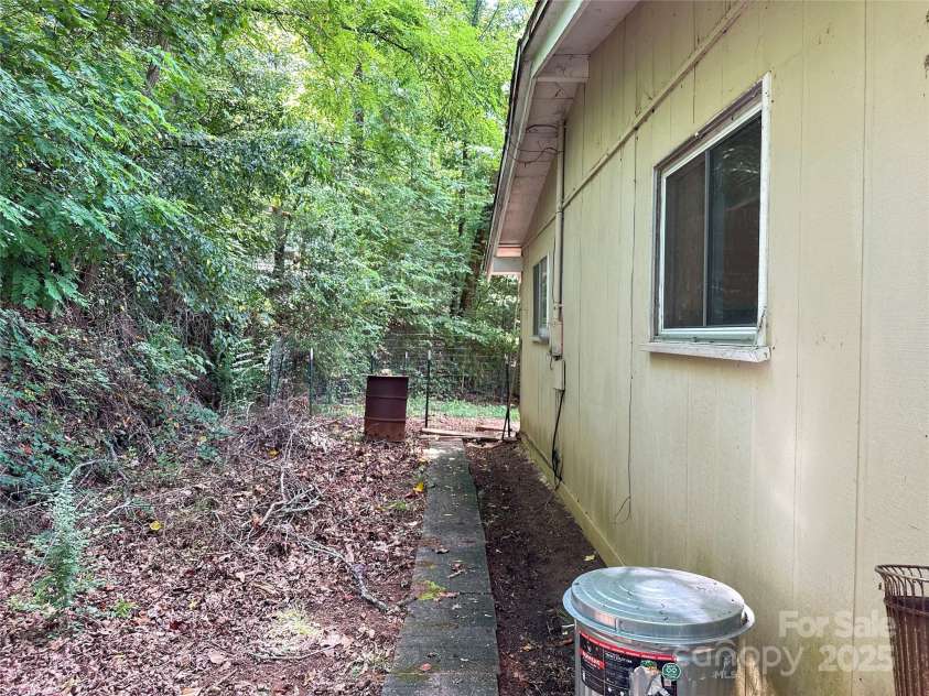 171 Windy Hill Drive, Franklin, NC 28734.  MLS# CAR4278856, YatesRealty ID 25402. 