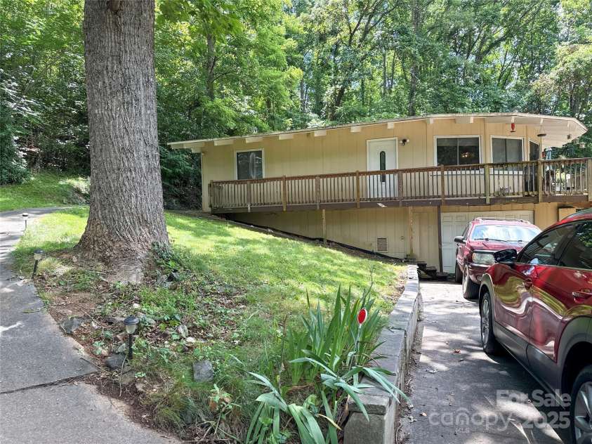 171 Windy Hill Drive, Franklin, NC 28734.  MLS# CAR4278856, YatesRealty ID 25402. 