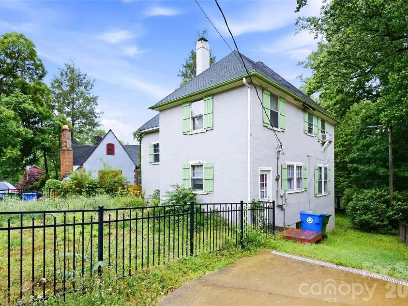 63 Westover Drive, Asheville, NC 28801.  MLS# CAR4385088, YatesRealty ID 25403. 