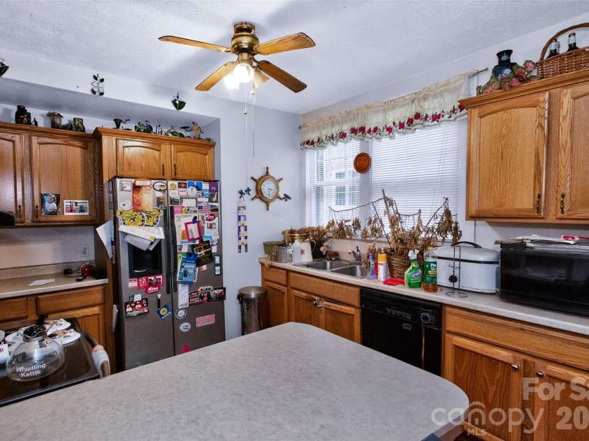 63 Westover Drive, Asheville, NC 28801.  MLS# CAR4385088, YatesRealty ID 25403. 