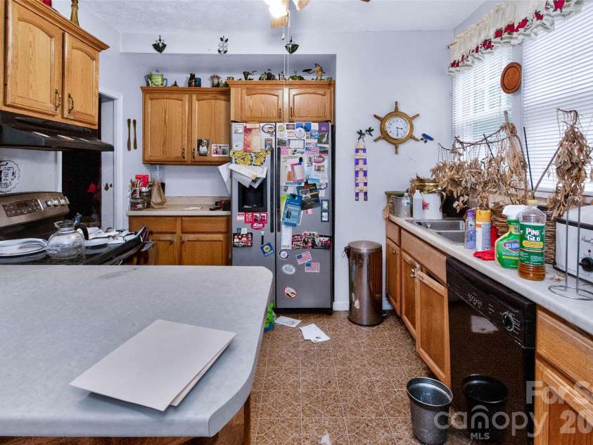 63 Westover Drive, Asheville, NC 28801.  MLS# CAR4385088, YatesRealty ID 25403. 