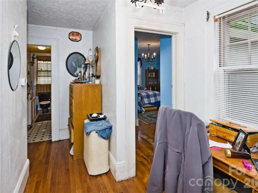 63 Westover Drive, Asheville, NC 28801.  MLS# CAR4385088, YatesRealty ID 25403. 