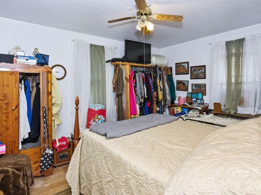 63 Westover Drive, Asheville, NC 28801.  MLS# CAR4385088, YatesRealty ID 25403. 