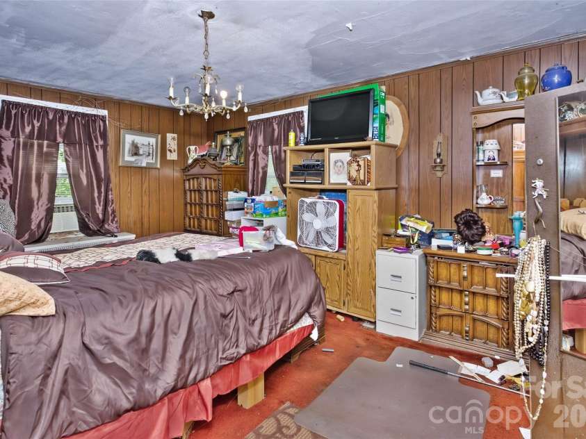 63 Westover Drive, Asheville, NC 28801.  MLS# CAR4385088, YatesRealty ID 25403. 