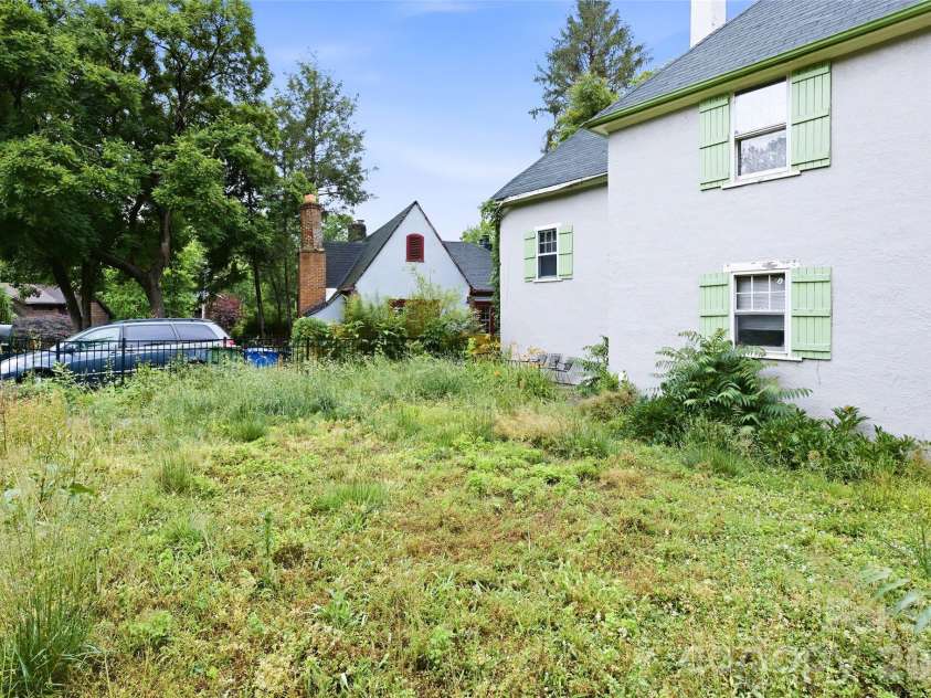 63 Westover Drive, Asheville, NC 28801.  MLS# CAR4385088, YatesRealty ID 25403. 