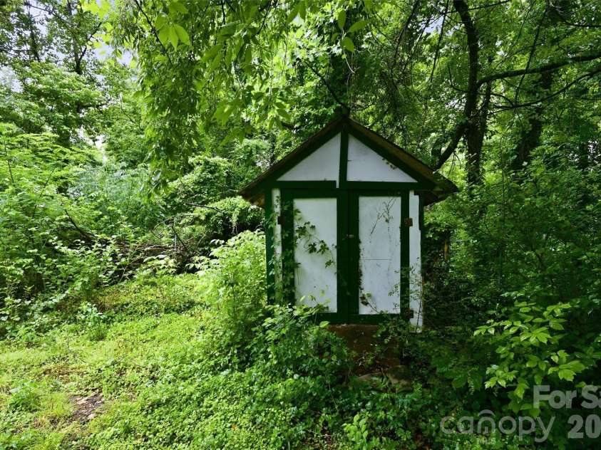 63 Westover Drive, Asheville, NC 28801.  MLS# CAR4385088, YatesRealty ID 25403. 