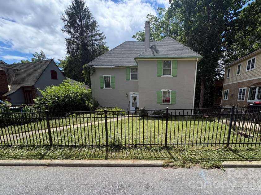 63 Westover Drive, Asheville, NC 28801.  MLS# CAR4385088, YatesRealty ID 25403. 