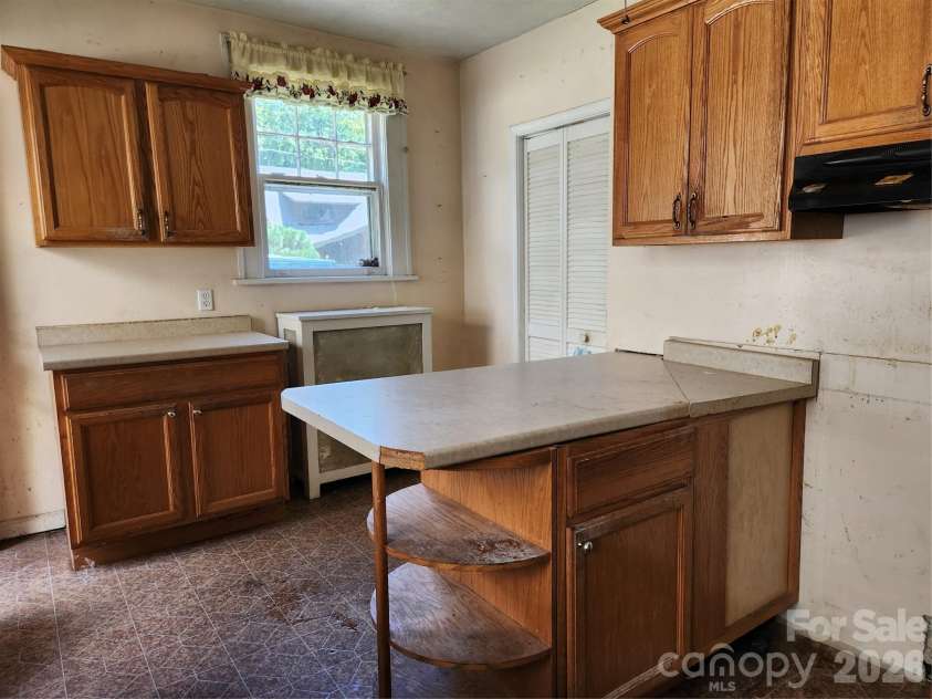 63 Westover Drive, Asheville, NC 28801.  MLS# CAR4417519, YatesRealty ID 25403. 