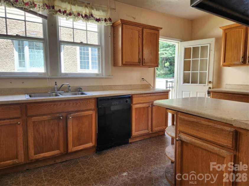 63 Westover Drive, Asheville, NC 28801.  MLS# CAR4417519, YatesRealty ID 25403. 