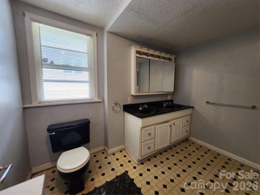 63 Westover Drive, Asheville, NC 28801.  MLS# CAR4417519, YatesRealty ID 25403. 