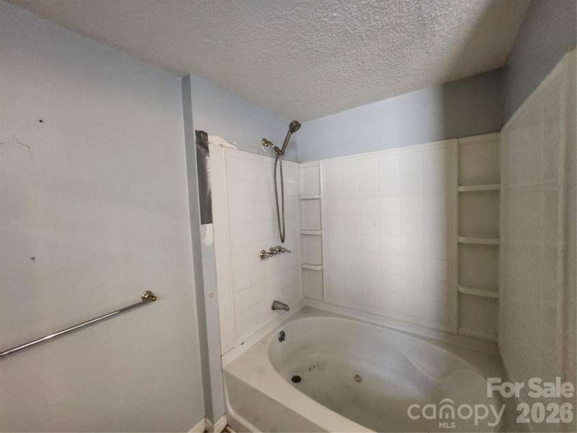 63 Westover Drive, Asheville, NC 28801.  MLS# CAR4417519, YatesRealty ID 25403. 