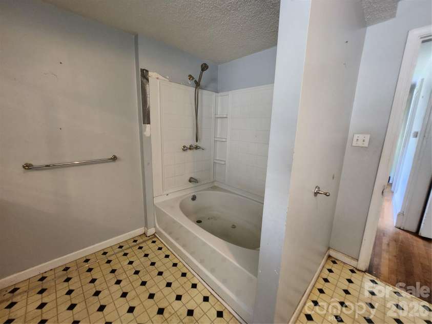 63 Westover Drive, Asheville, NC 28801.  MLS# CAR4417519, YatesRealty ID 25403. 