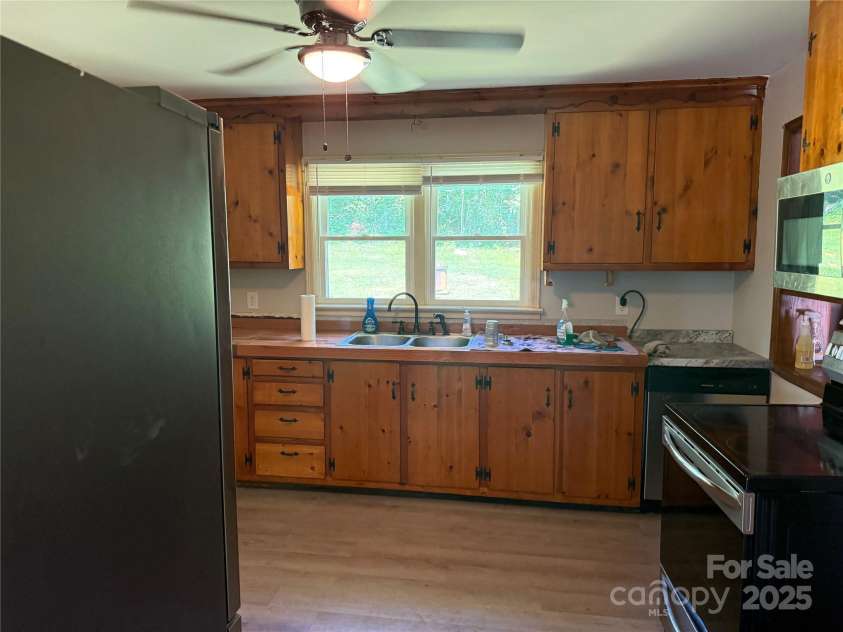 100 Duncan Drive, Shelby, NC 28152.  MLS# CAR4275106, YatesRealty ID 25404. Electric stove and microwave