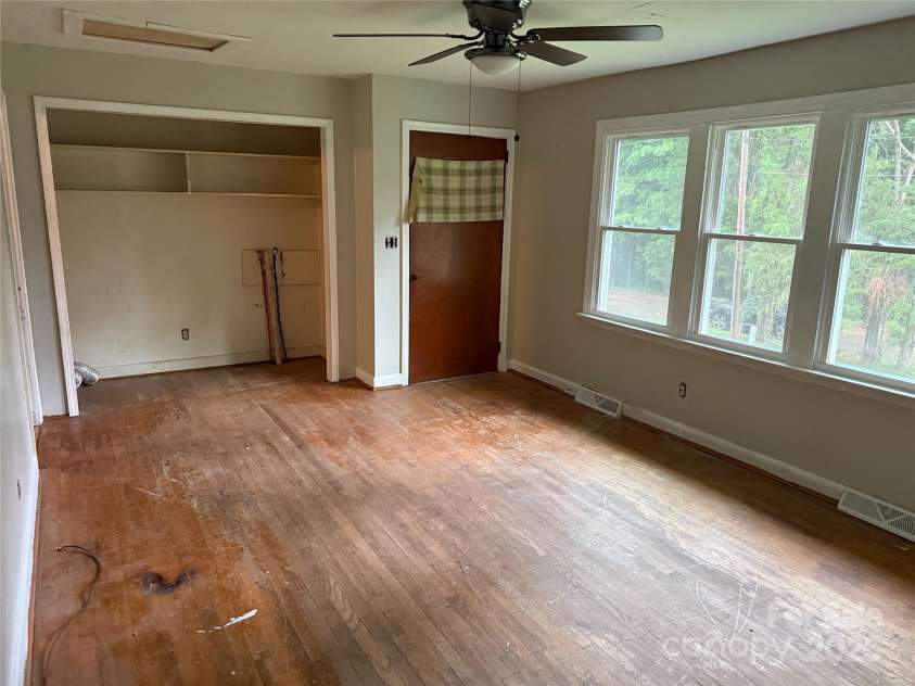 100 Duncan Drive, Shelby, NC 28152.  MLS# CAR4275106, YatesRealty ID 25404. Lots of windows in the living room!