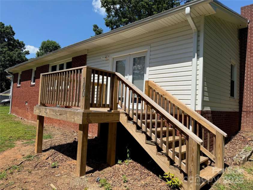 100 Duncan Drive, Shelby, NC 28152.  MLS# CAR4275106, YatesRealty ID 25404. New deck on front entry!