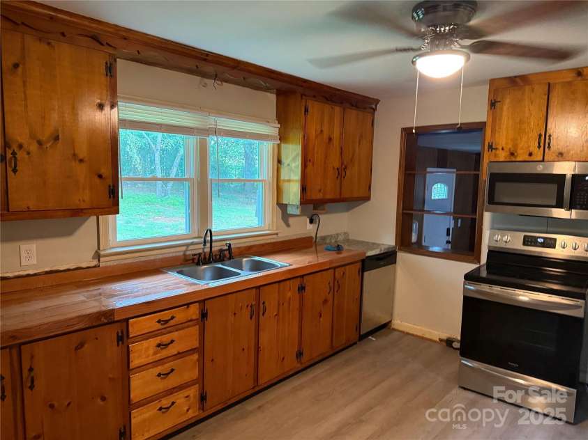 100 Duncan Drive, Shelby, NC 28152.  MLS# CAR4275106, YatesRealty ID 25404. Peep-through window to the den