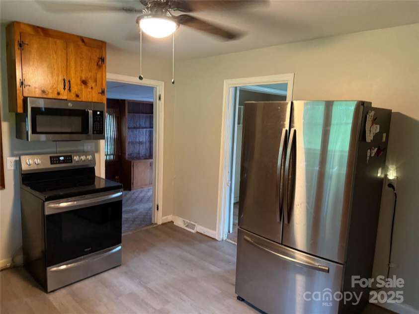 100 Duncan Drive, Shelby, NC 28152.  MLS# CAR4275106, YatesRealty ID 25404. Stainless steel refrigerator is included!