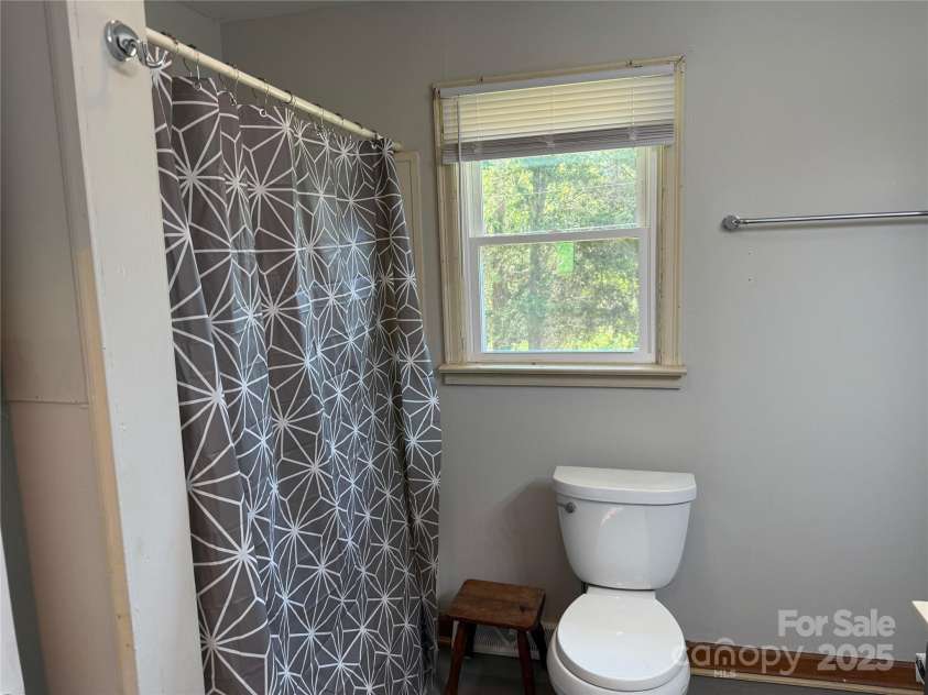 100 Duncan Drive, Shelby, NC 28152.  MLS# CAR4275106, YatesRealty ID 25404. Tub/shower combo