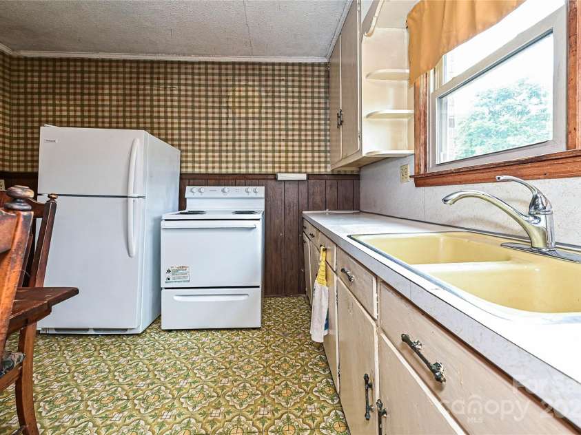 1212 Salem Church Road, Lincolnton, NC 28092.  MLS# CAR4279643, YatesRealty ID 25405. Kitchen