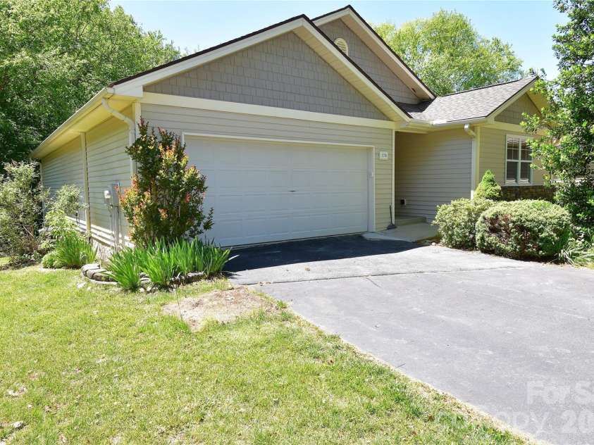 176 Clear Creekside Drive, Hendersonville, NC 28792.  MLS# CAR4382711, YatesRealty ID 25405. 