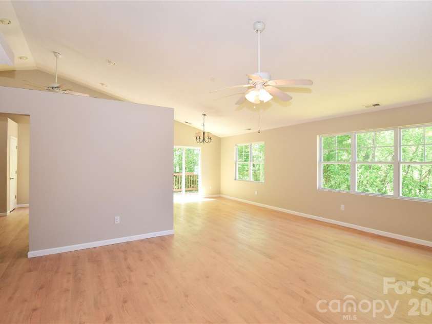 176 Clear Creekside Drive, Hendersonville, NC 28792.  MLS# CAR4382711, YatesRealty ID 25405. 