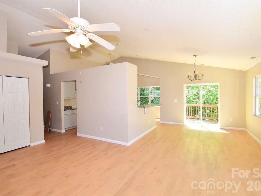 176 Clear Creekside Drive, Hendersonville, NC 28792.  MLS# CAR4382711, YatesRealty ID 25405. 