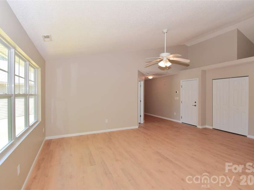 176 Clear Creekside Drive, Hendersonville, NC 28792.  MLS# CAR4382711, YatesRealty ID 25405. 