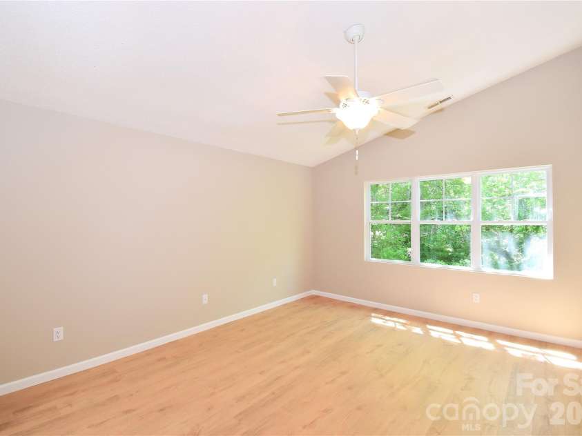 176 Clear Creekside Drive, Hendersonville, NC 28792.  MLS# CAR4382711, YatesRealty ID 25405. 