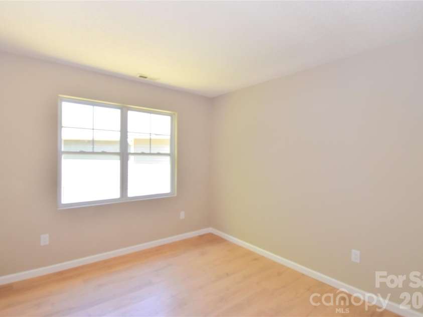 176 Clear Creekside Drive, Hendersonville, NC 28792.  MLS# CAR4382711, YatesRealty ID 25405. 