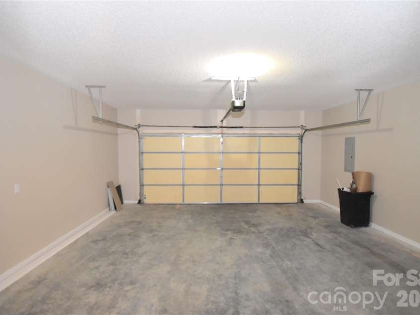 176 Clear Creekside Drive, Hendersonville, NC 28792.  MLS# CAR4382711, YatesRealty ID 25405. 