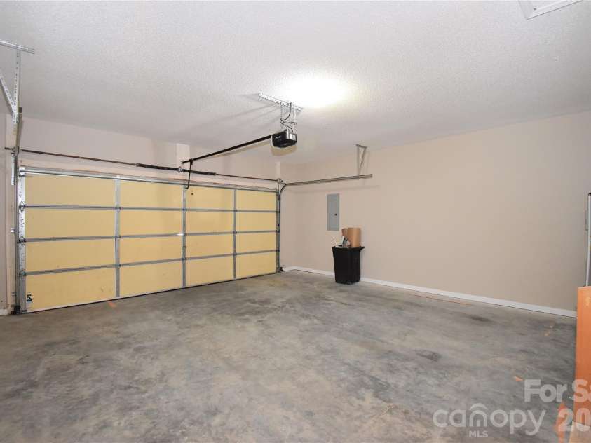 176 Clear Creekside Drive, Hendersonville, NC 28792.  MLS# CAR4382711, YatesRealty ID 25405. 