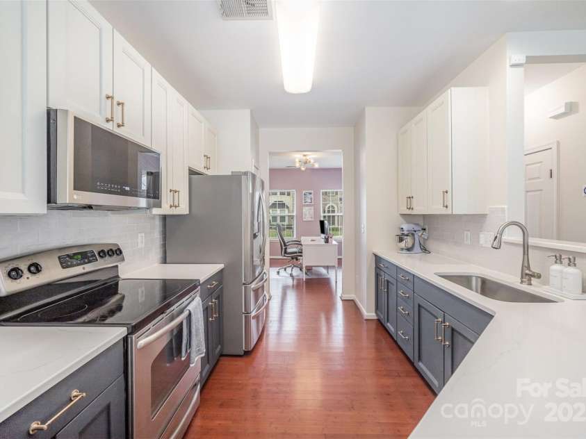 3326 Park South Station Boulevard, Charlotte, NC 28210.  MLS# CAR4267359, YatesRealty ID 25409. 