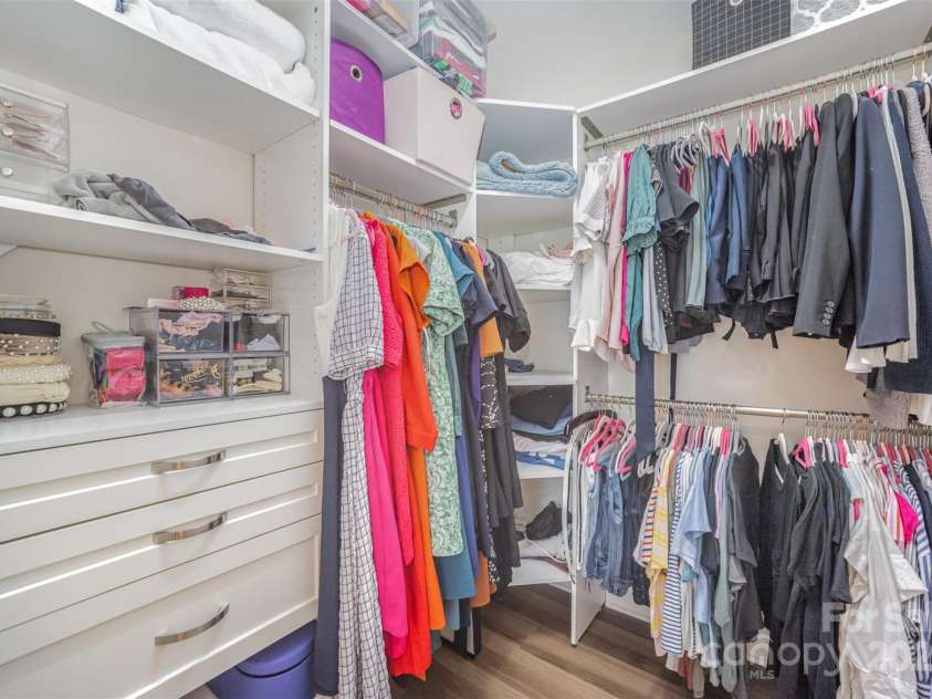 3326 Park South Station Boulevard, Charlotte, NC 28210.  MLS# CAR4267359, YatesRealty ID 25409. 