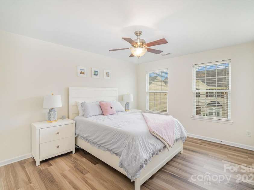 3326 Park South Station Boulevard, Charlotte, NC 28210.  MLS# CAR4267359, YatesRealty ID 25409. 