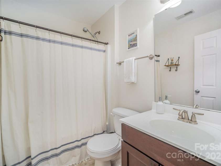 3326 Park South Station Boulevard, Charlotte, NC 28210.  MLS# CAR4267359, YatesRealty ID 25409. 