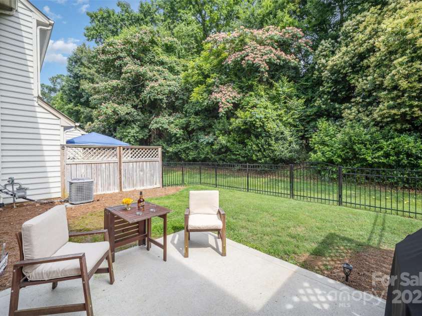 3326 Park South Station Boulevard, Charlotte, NC 28210.  MLS# CAR4267359, YatesRealty ID 25409. 