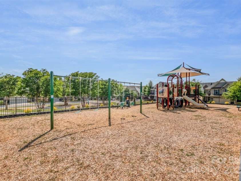 3326 Park South Station Boulevard, Charlotte, NC 28210.  MLS# CAR4267359, YatesRealty ID 25409. 