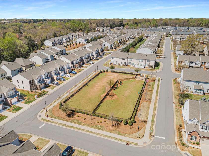 3326 Park South Station Boulevard, Charlotte, NC 28210.  MLS# CAR4267359, YatesRealty ID 25409. 
