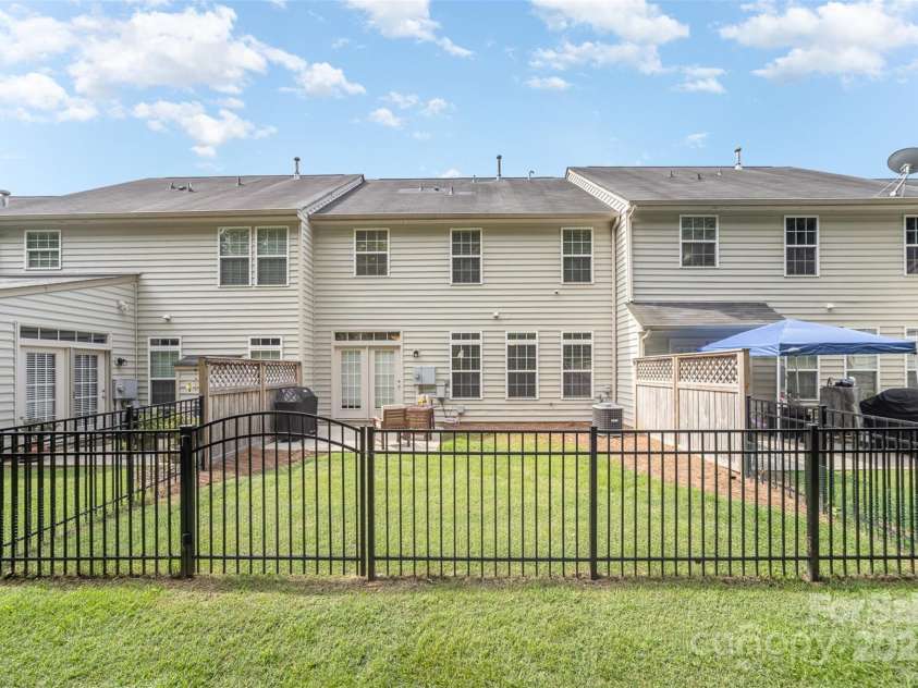 3326 Park South Station Boulevard, Charlotte, NC 28210.  MLS# CAR4267359, YatesRealty ID 25409. Fenced backyard