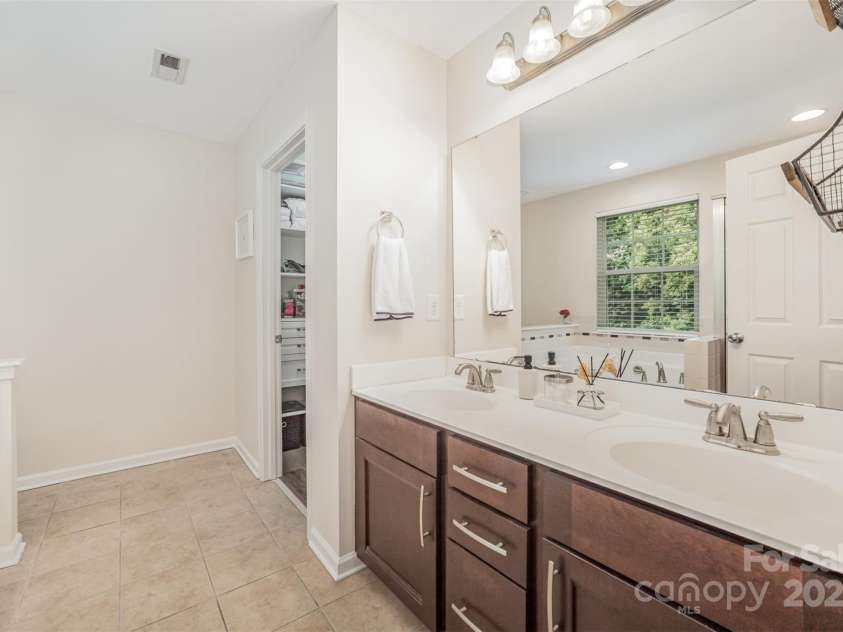 3326 Park South Station Boulevard, Charlotte, NC 28210.  MLS# CAR4267359, YatesRealty ID 25409. Primary bath